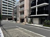 CREATIF蔵前 周辺建物に囲まれた落ち着いた印象のエントランスアプローチ