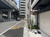CREATIF蔵前 高架下の開放的なエントランスアプローチと建物外観