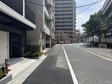 CREATIF蔵前 建物前面の街路から見た落ち着いた印象のエントランス周辺