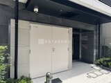 CREATIF蔵前 モダンな外壁に囲まれた、明るい印象のエントランスアプローチ