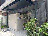 CREATIF蔵前 モダンな外壁と緑の植栽が調和したエントランスの様子