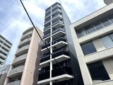 CREATIF蔵前 周辺建物に囲まれた、モダンなデザインの9階建て住宅棟の外観