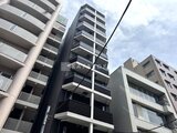 CREATIF蔵前 周辺建物に囲まれた当該建物の外観全景