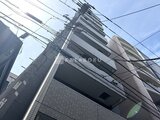CREATIF蔵前 下から見上げた建物外観と周辺の電線が映る風景