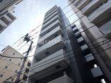 CREATIF蔵前 下からの視点で見た縦長の建物外観