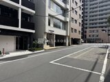 CREATIF蔵前 建物エントランスから続く広々とした駐車場スペースの様子