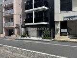 CREATIF蔵前 前面道路から見た黒を基調としたモダンな建物外観