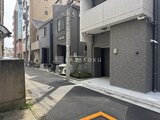 CREATIF蔵前 落ち着いた色合いのタイル張りで統一した共用通路と駐車スペース