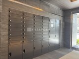 CREATIF蔵前 モダンなデザインの集合郵便受けと宅配ボックスが並ぶエントラン