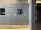 CREATIF蔵前 木目調パネルと石材を組み合わせたモダンなエントランスホール