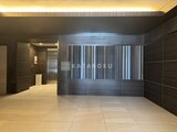 CREATIF蔵前 モダンな意匠の共用エントランスホール、ダークトーンの壁面と明