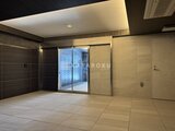 CREATIF蔵前 明るい照明と落ち着いた色合いの共用フロア空間