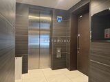 CREATIF蔵前 モダンな質感の壁面に囲まれた、明るいエレベーターホール