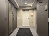 CREATIF蔵前 モダンな共用廊下と複数の玄関ドアが並ぶ様子