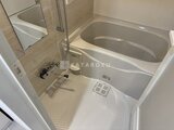 CREATIF蔵前 浴槽とシャワーブースを備えた広めのバスルーム