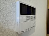 CREATIF蔵前 白を基調としたRinnai製の給湯器リモコン