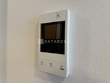 CREATIF蔵前 壁に設置されたモニター付きインターホン