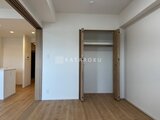 CREATIF蔵前 開放的なフローリング空間と大きめの収納を備えたリビング