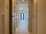 CREATIF蔵前 玄関から続く廊下と収納たっぷりの建具が並ぶ空間