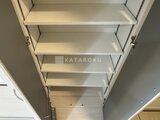 CREATIF蔵前 開放感のある吊り棚収納とシンプルな室内空間