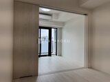 CREATIF蔵前 開放感のあるリビングダイニングと隣接した洋室、バルコニーへ続