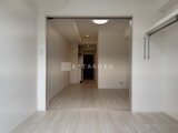 CREATIF蔵前 明るい印象の開放的なリビングダイニングから玄関へ続く空間