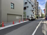 リビオメゾン浅草橋 前面道路から見た建物外観と周辺の街並み