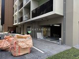 リビオメゾン浅草橋 建設中の建物入口と舗装されたアプローチの様子