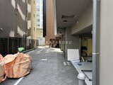 リビオメゾン浅草橋 建物間の通路から見た、日光が差し込む開放的なエントランスアプ