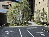 リビオメゾン浅草橋 緑に囲まれた落ち着いた印象の駐車場と建物周辺