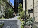 リビオメゾン浅草橋 緑に囲まれた落ち着いた雰囲気のアプローチから見た建物入口