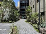 リビオメゾン浅草橋 緑に囲まれた開放的な中庭エントランスアプローチ