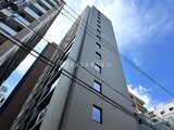 リビオメゾン浅草橋 前面道路から見た建物外観、モダンな外壁デザインの中層マンショ