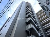 リビオメゾン浅草橋 縦長の外壁が印象的なモダンな建物外観