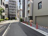 リビオメゾン浅草橋 緑を配置した落ち着いた印象の建物入口と前面道路の様子