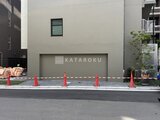 リビオメゾン浅草橋 前面道路から見たモダンな外観と広めのガレージ入口