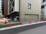 リビオメゾン浅草橋 前面道路から見たモダンな建物外観と工事中の敷地