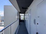リビオメゾン浅草橋 モダンなデザインの共用廊下からエレベーターホールへ続く様子
