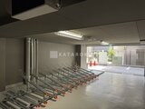 リビオメゾン浅草橋 自転車ラックが整然と配置された明るい駐輪場