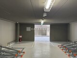 リビオメゾン浅草橋 駐車場内部の広々とした空間と奥に見える出入口の様子