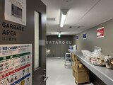 リビオメゾン浅草橋 ゴミ分別ルール表示がある落ち着いた印象のゴミ置き場