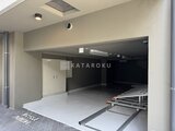 リビオメゾン浅草橋 明るいライティングの共用ガレージ空間