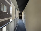 リビオメゾン浅草橋 共用廊下から見たモダンな印象の外廊下スペース
