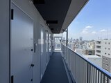 リビオメゾン浅草橋 高層階から都市景観を望むバルコニーの様子