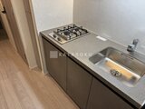 リビオメゾン浅草橋 ガスコンロと調理スペースを備えたコンパクトなキッチン