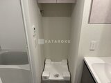 リビオメゾン浅草橋 洗濯機置場とトイレが配置されたコンパクトな洗面脱衣室