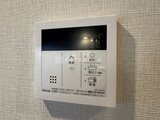 リビオメゾン浅草橋 給湯パネルとシンプルな壁面の様子
