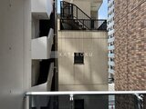 リビオメゾン浅草橋 バルコニーから見た建物の中庭と隣接する建物