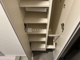 リビオメゾン浅草橋 調整可能な棚板が備わった白い収納スペース