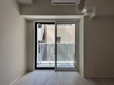 リビオメゾン浅草橋 明るい光が差し込むバルコニー付きのリビングスペース